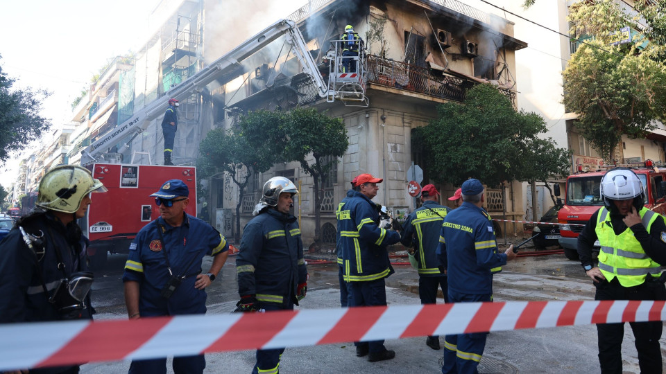 Φωτιά στην Καλλιθέα: Η δραματική στιγμή που η ηλικιωμένη πηδάει από το μπαλκόνι για να σωθεί
