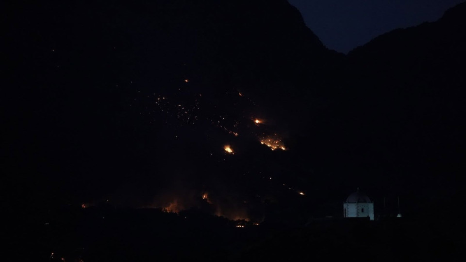 Νέα νύχτα «κόλασης» στο Ρέθυμνο: Συνεχείς αναζωπυρώσεις στην Πάρο, μέτωπα σε Άνδρο και Κάλυμνο