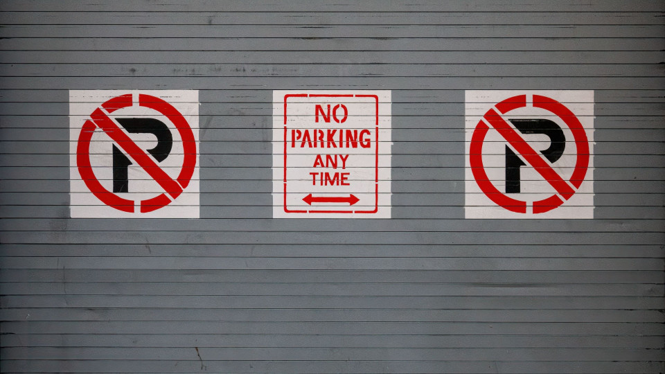 Τι συμβαίνει με το parking στην Αθήνα - Πρόστιμο για παράνομες πινακίδες και κατάληψη χώρου