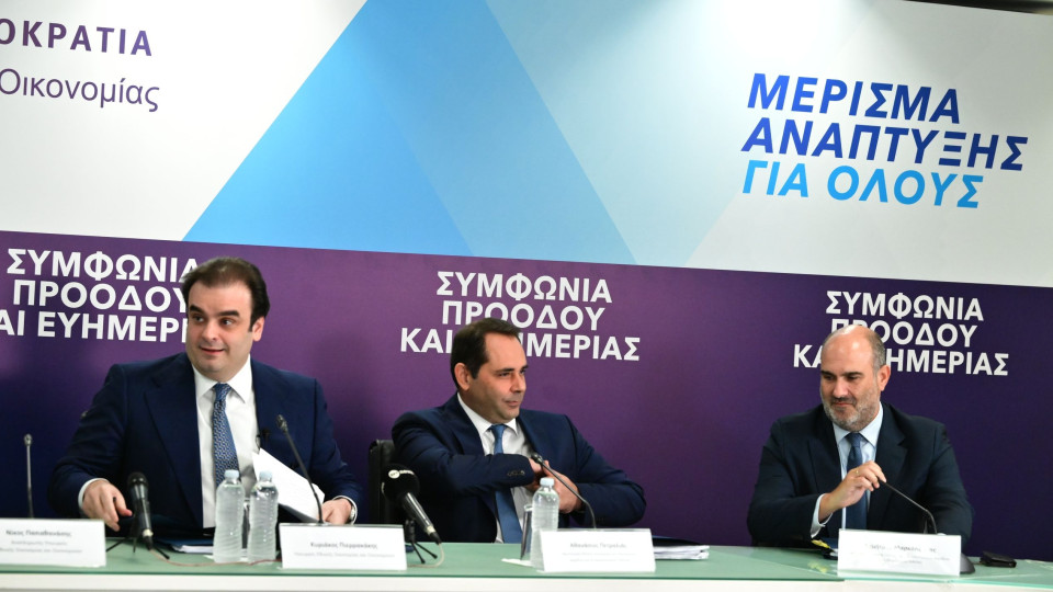 Πιερρακάκης - Live: Μηδενικός φόρος για 87.000 τρίτεκνους - Στα 400 ευρώ η ενίσχυση για επιπλέον 270.000 συνταξιούχους