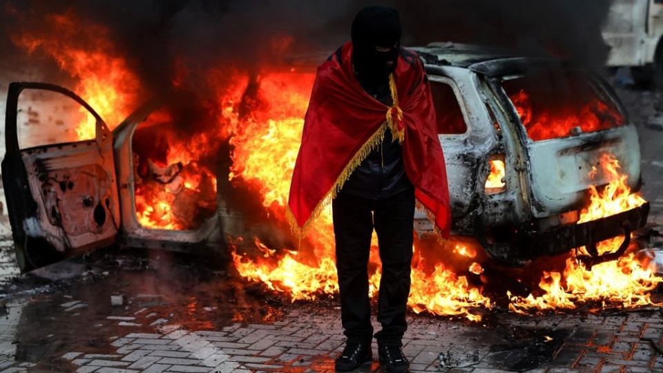 Η Ευρώπη «φλέγεται»: Έκρηξη οργής της νεολαίας και σκληρή καταστολή από το Παρίσι μέχρι τα Τίρανα