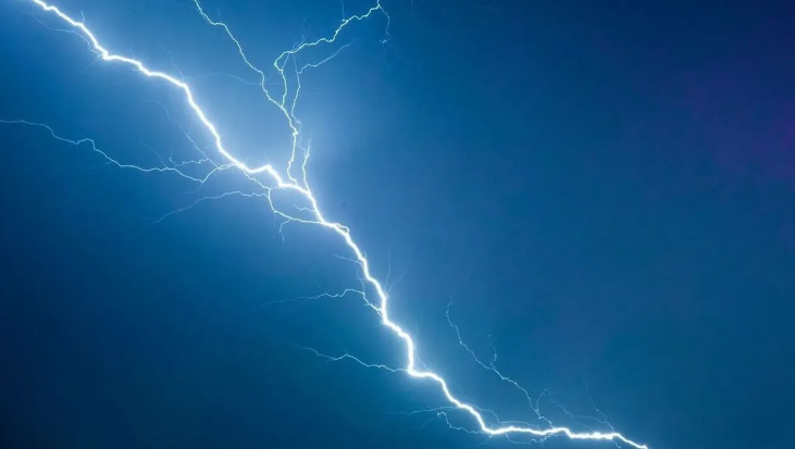Βίντεο καταγράφει τη στιγμή που κεραυνός χτυπά άνδρα στη Νέα Υόρκη και επιζεί